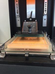 Der 3D-Drucker "druckt" Zahnersatz