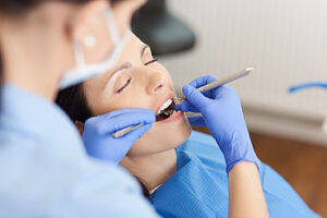 Bei extremer Zahnarztangst ist eine Dämmerschlafnarkose eine gute Lösung.