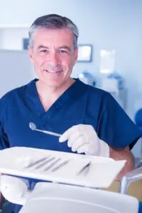 Zahnarzt bei der Untersuchung