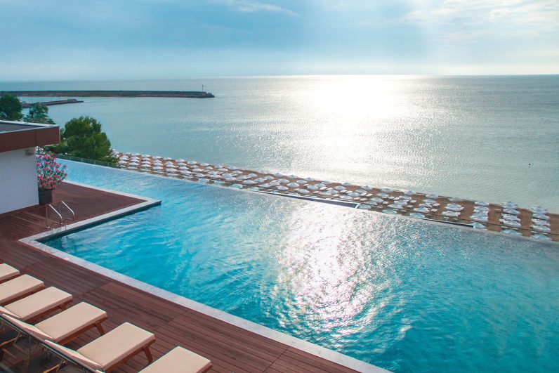 19-06 Encanto MAIN PHOTO_infinity-pool(3)