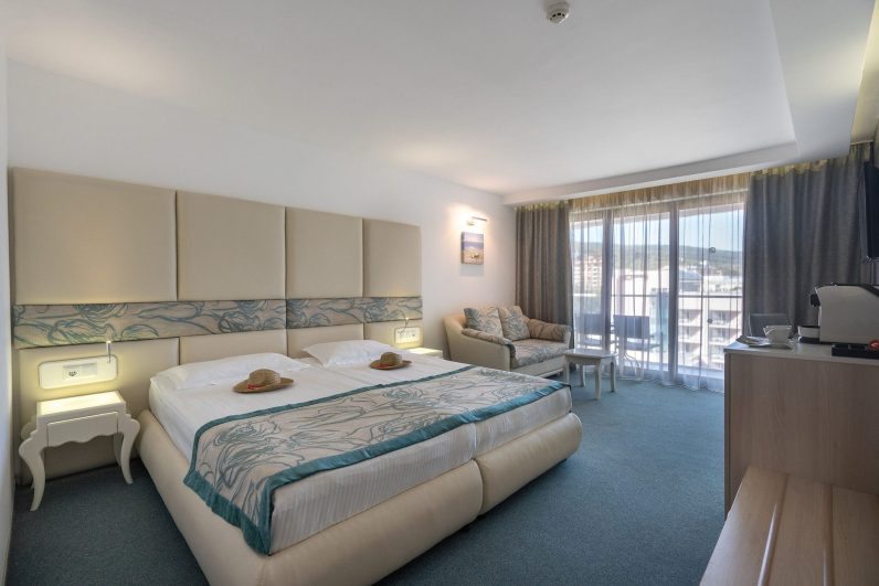 19-06 Metropol 1 double-room-with-side-sea-view