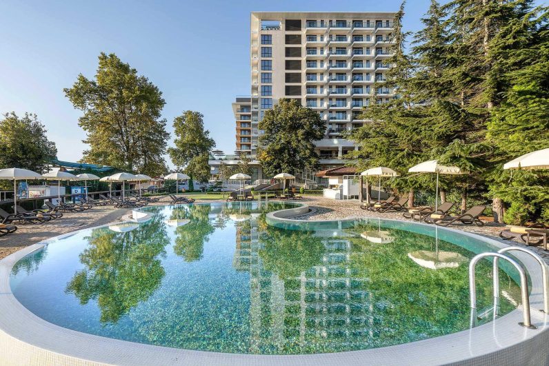 19-06 Metropol 9 lagoon-pebble-pool