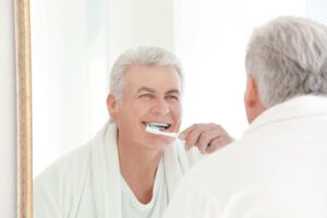 Mann beim Zähneputzen