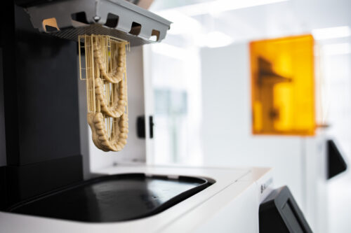 Zahnersatz mit 3D-Drucker und Keramikfräse: Präzisionsarbeit für Ihr Lächeln